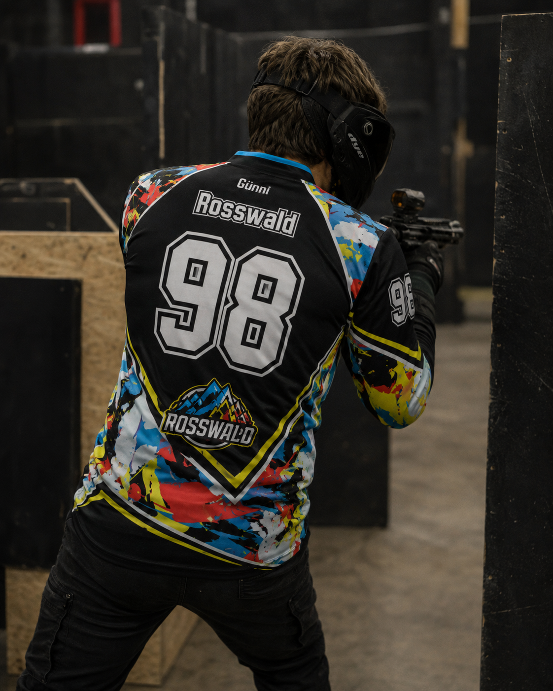 Buntes Paintball Trikot mit großem Spielernamen und Nummer auf dem Rücken