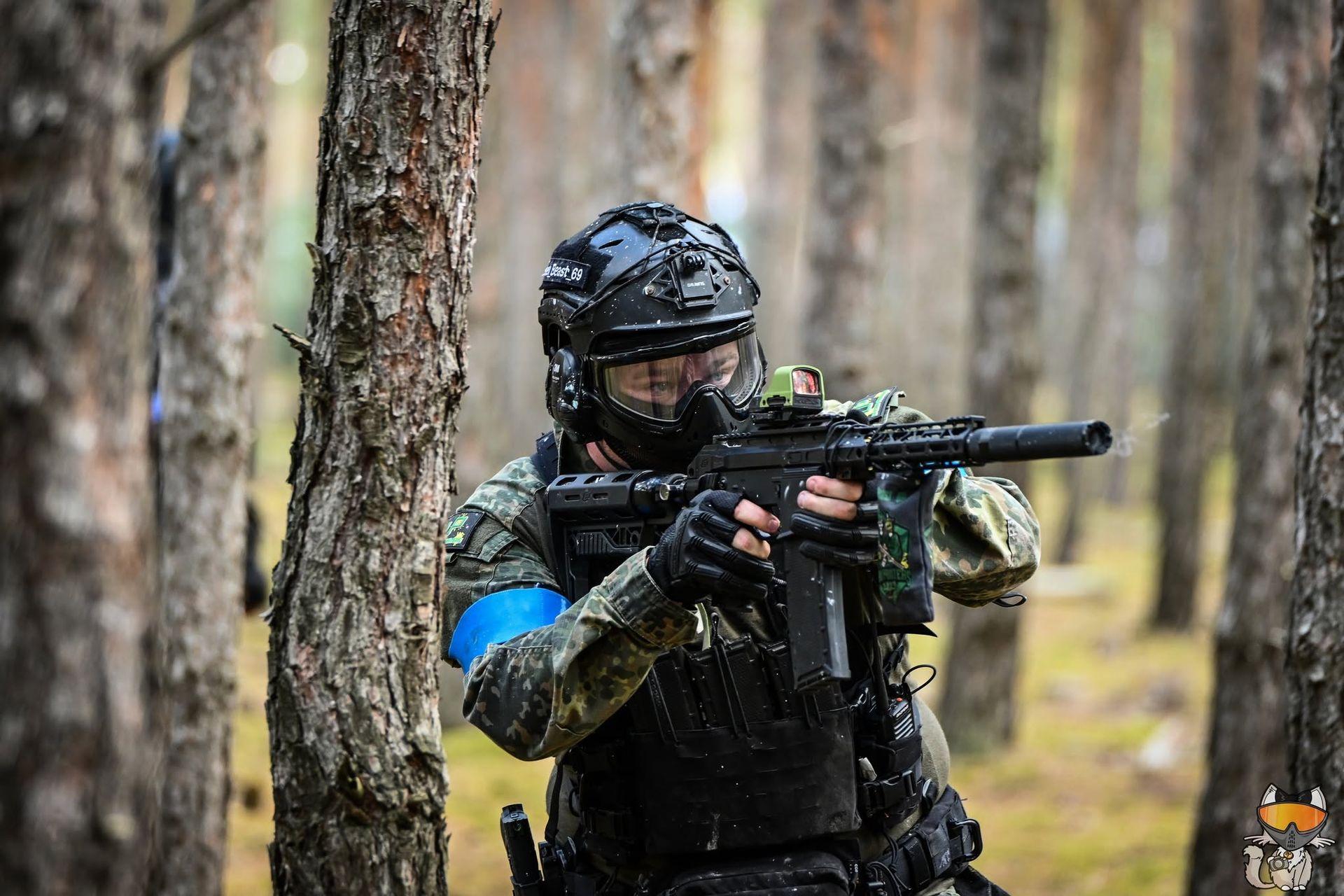 Paintballspieler im Wald in langer Paintball Bekleidung Paintballspieler im Wald in langer Paintball Bekleidung