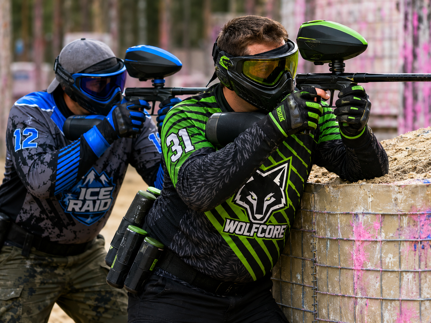 Grün-blaues Custom Paintballjersey beim Scenario Big Game Paintballspieler im grün-blauen Custom Paintballjersey beim Scenario Big Game