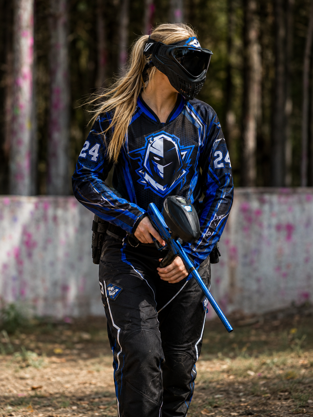 Paintballerin auf dem Spielfeld mit blauem Custom Paintballjersey