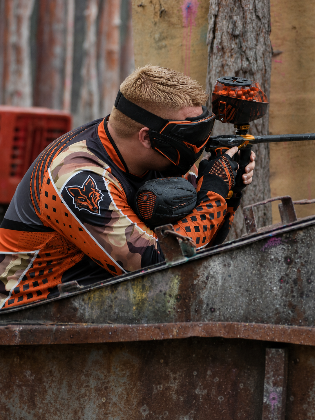 Paintballtrikot Berlin Ghost beim Scenario Big Game Paintballspieler beim Scenario Big Game im orangenen Paintballtrikot Berlin Ghost