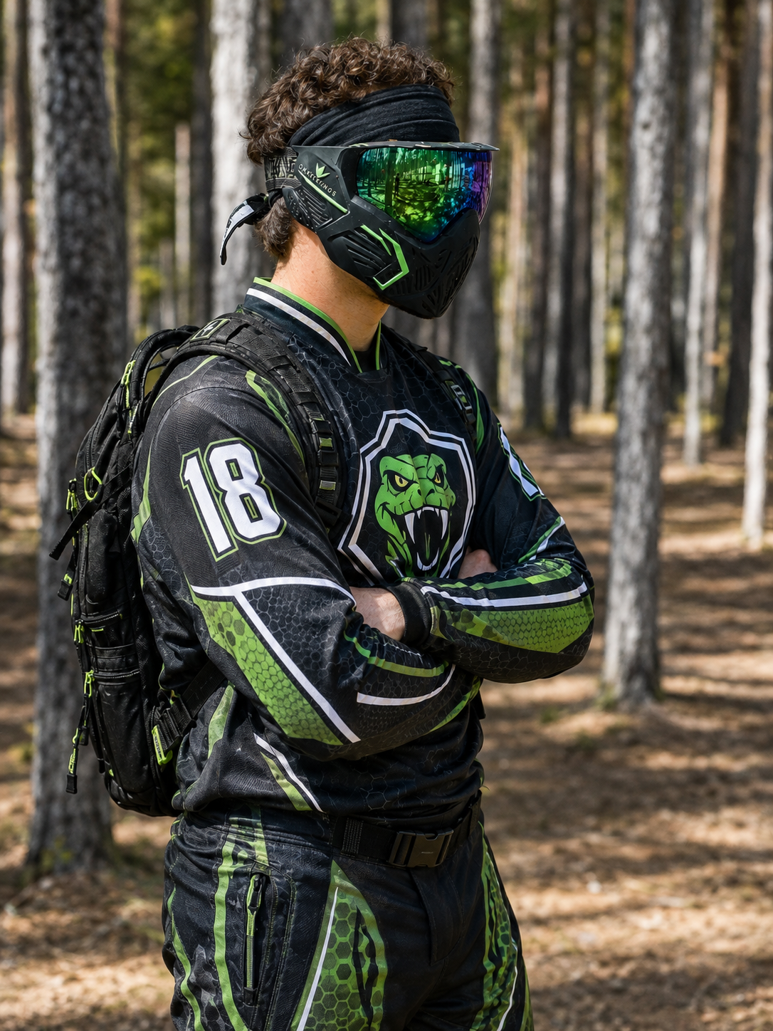Paintballspieler im Wald mit grünem Custom Paintballjersey