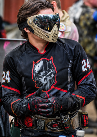 Paintball Teamjersey Wut – individueller Look 2 Paintballspieler beim Scenario Big Game im rot-schwarzen Paintball Teamjersey Wut