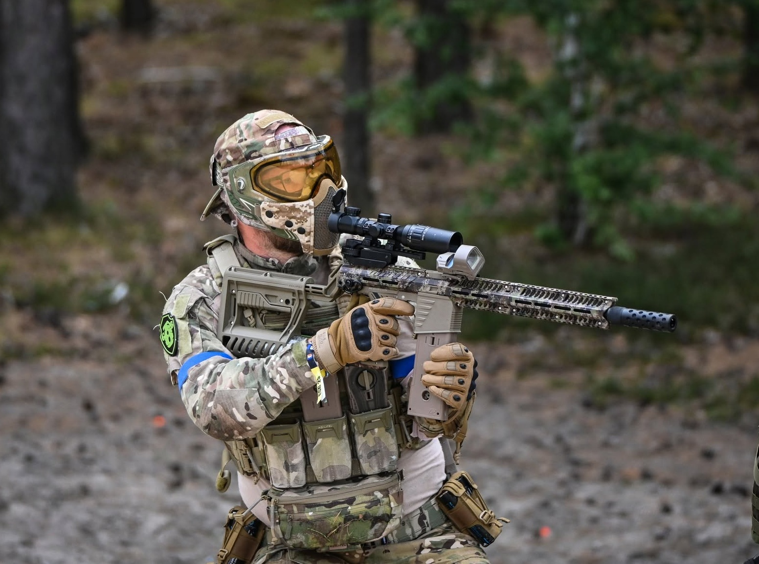 Woodland-Paintballspieler bei einem Scenario Big Game